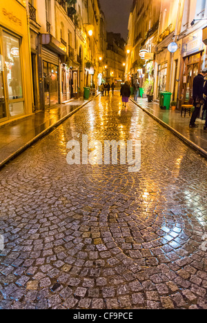 Paris, France, scène de rue en pierre pavée, nuit, pluie, dans le quartier de Montorgeuil, hiver Banque D'Images