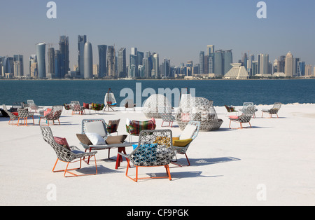 Chaises de café avec vue sur le centre-ville de Doha, au Qatar, au Moyen-Orient Banque D'Images