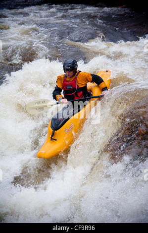 Kayak sur le point de goutte de cascade d'eau vive sur la rivière nevis en hiver Banque D'Images
