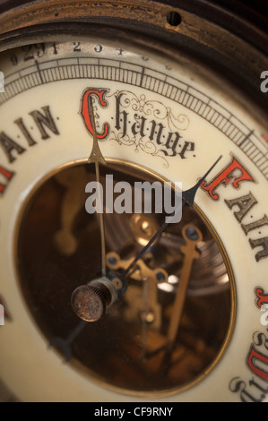 Ancienne collection classique baromètre anéroïde pour effectuer la mesure et la prévision des conditions météorologiques Banque D'Images