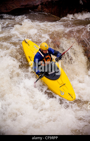 Kayak sur le point de tomber d'une chute sur la rivière nevis à whitewater Banque D'Images