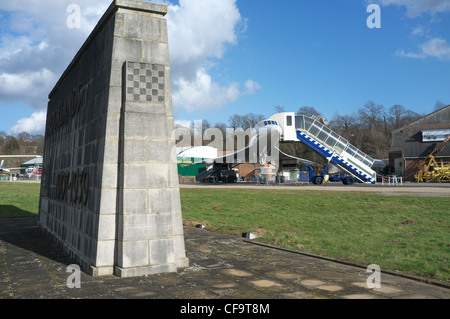 Brooklands Memorial et Concorde G-BBDG en arrière plan à la Brooklands Museum. Banque D'Images