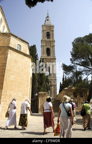 Pèlerins se rendant à la Veillée All Night/TOUTES NUITS service au monastère orthodoxe russe de l'ascension sur le Mont des Oliviers à Jérusalem, Israël Banque D'Images