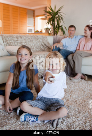 Regarder la télévision en famille dans la salle de séjour Banque D'Images