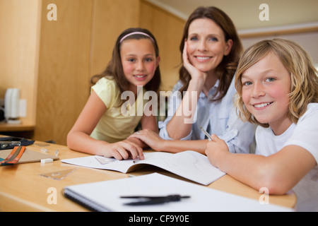 Mère faire des devoirs avec les enfants Banque D'Images