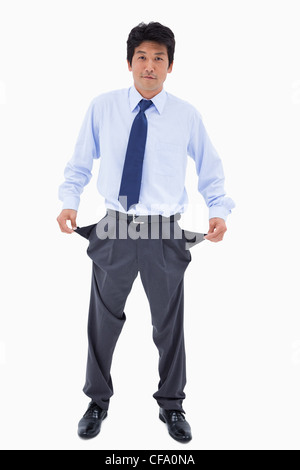 Portrait d'un homme montrant ses poches vides Banque D'Images