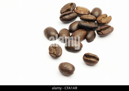 Quelques grains de café, isolé sur blanc. Banque D'Images