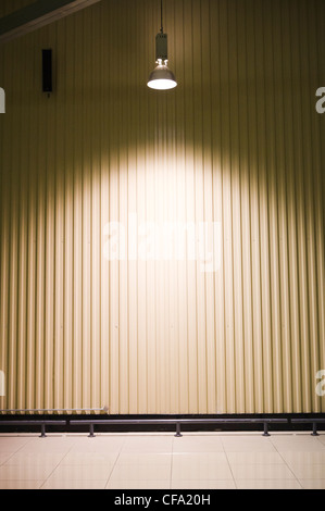 Entrepôt vide avec un projecteur au plafond, pour rupture de stock des concepts. Banque D'Images