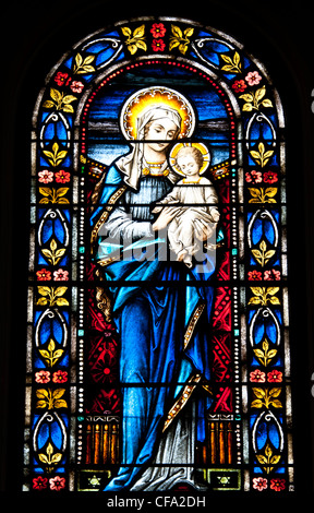 Vitrail de l'église mémorial du Christ de Kauai. Cette scène montre l'enfant Jésus et sa mère. Banque D'Images
