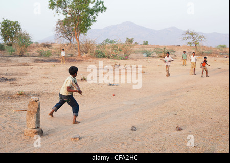 Les garçons à jouer au cricket indien dans la campagne indienne à sec. L'Andhra Pradesh, Inde Banque D'Images