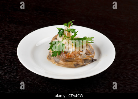 Délicieux mélange de champignons avec du fromage et de la crème de riz enveloppé de papier au paquet Banque D'Images