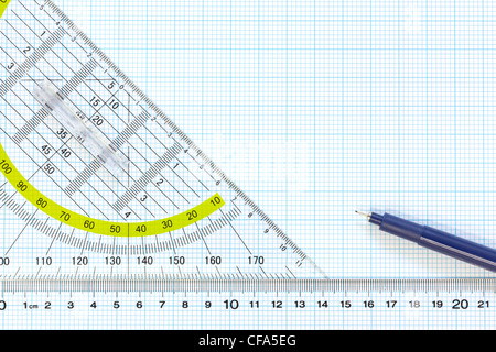 Still Life photo de papier graphique d'ingénierie avec une fine 0,1 mm stylo avec règle et d'un rapporteur Banque D'Images