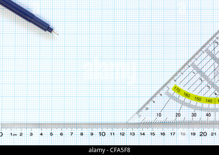 Still Life photo de papier graphique d'ingénierie d'une fine plume 0.1mm, rapporteur et d'une règle Banque D'Images