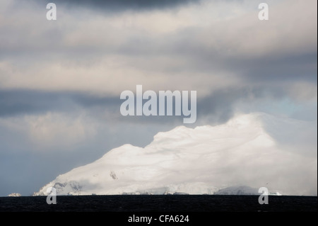 Îles Orcades du Sud, montagnes couvertes de neige, l'océan austral Banque D'Images