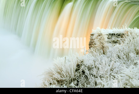 Niagara Falls avec belle hiver gel sur le bord de la falaise au crépuscule en janvier 2012. Banque D'Images