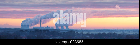 Aube sur Drax powerstation, Yorkshire du Nord. Banque D'Images