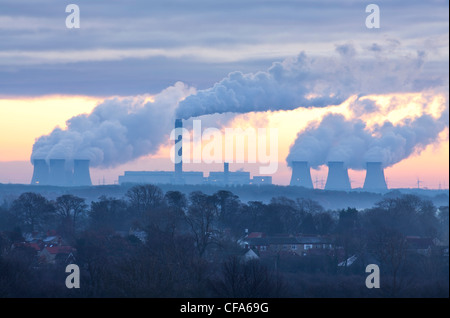 Aube sur Drax powerstation, Yorkshire du Nord. Banque D'Images