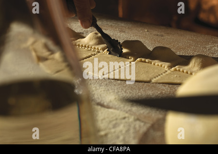 Close up de cuire la pâte à ravioli de coupe Banque D'Images