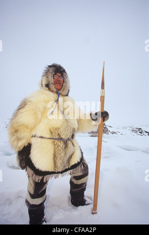 Aîné inuit, Simeonie Aqpik, en costume traditionnel, de Kimmirut, île de Baffin, Nunavut, Canada. Banque D'Images