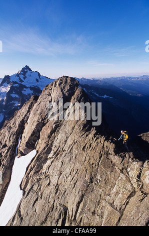 Grimpeur sur la traverse, Tantalus Coast Mountains dans le sud de la Colombie-Britannique, Squamish, Canada Banque D'Images