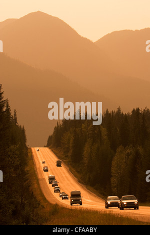 La circulation sur l'autoroute Trans Canada près de Field, Colombie-Britannique, Canada. Banque D'Images