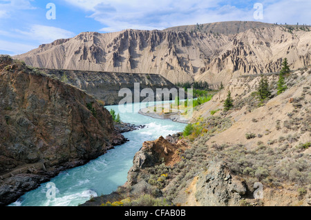 Les cheminées et la rivière Chilcotin à Farwell Canyon, British Columbia, Canada. Banque D'Images