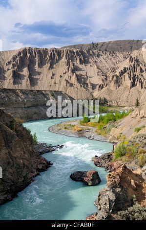 Les cheminées et la rivière Chilcotin à Farwell Canyon, British Columbia, Canada. Banque D'Images