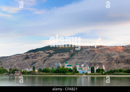 Domtar Pulp Mill à Kamloops, British Columbia, Canada. Banque D'Images