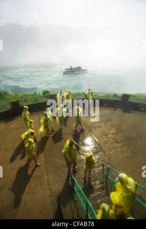 Journey Behind the Falls et Maid of the Mist at Horseshoe Falls, Niagara Falls, Ontario, Canada. Banque D'Images