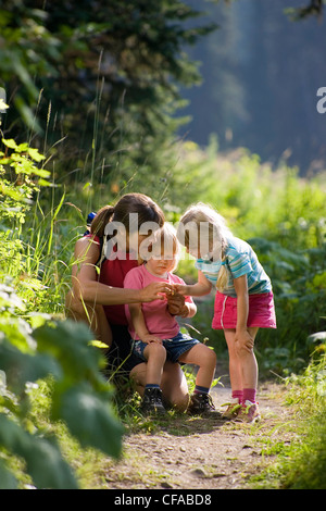 Randonnée familiale dans la gamme Lézard près de Fernie, en Colombie-Britannique, Canada. Banque D'Images