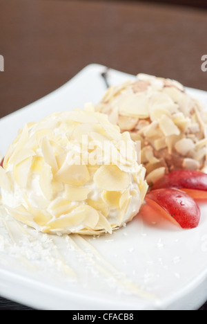 Dessert de crème glacée, chocolat et amandes et raisins Banque D'Images