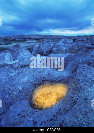 Cheminées, Milk River Badlands, écrit sur de la pierre, le parc provincial de l'Alberta, au Canada. Banque D'Images