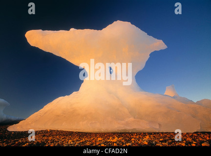 Iceberg au coucher du soleil. Churchill, Manitoba, Canada. Banque D'Images