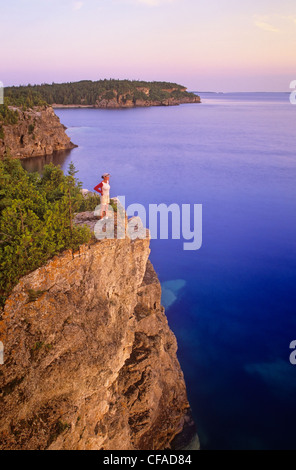 young woman hiker admires scenery sunrise Banque D'Images