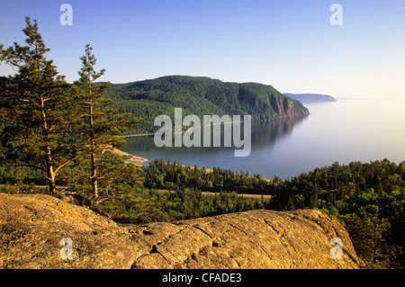 Vue sur Old Woman's Bay au coucher du soleil, le lac Supérieur du haut de la piste Nokomis, parc provincial du lac Supérieur, en Ontario, Canada. Banque D'Images