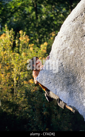 Bouldering femelle sur la pointe, V4, un tablier de blocs, de Squamish, en Colombie-Britannique, Canada. Banque D'Images