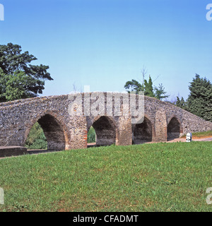 Monument ancien pont à cheval sur la rivière Kennett à Moulton dans le Suffolk. L'Angleterre. Rivière est séché. Banque D'Images