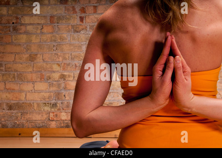 Close up of womans mains en yoga pose Banque D'Images