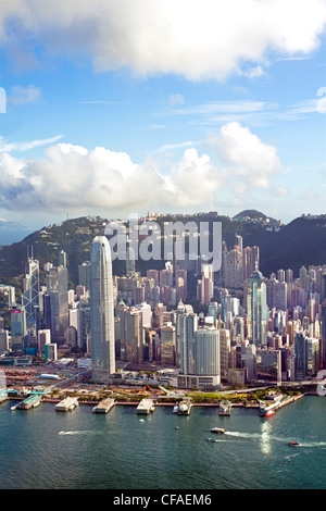Une vue sur le port de Hong Kong occupé, quartier central de l'île de Hong Kong et le Pic Victoria, Hong Kong, Chine Banque D'Images