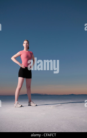 Runner standing in desert landscape Banque D'Images