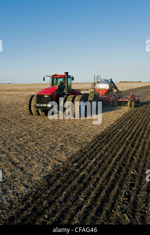 Déplacer le tracteur et l'air et jusqu'à la plantation semoir grain, près de Dugald (Manitoba), Canada Banque D'Images