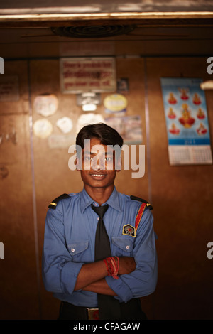 Agent de police Smiling with arms folded Banque D'Images