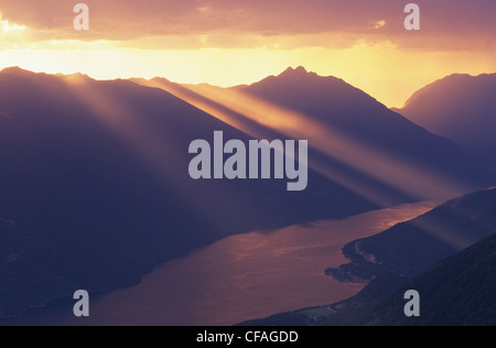 Coucher du soleil de l'Idaho Peak, chaîne Selkirk, en Colombie-Britannique, Canada. Banque D'Images