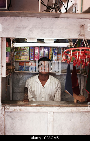 Smiling man working in kiosk Banque D'Images