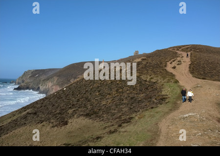 Les promeneurs sur les collines près de St Agnes à Cornwall en hiver montrant une papule côtes une falaise bâtiment mines Banque D'Images