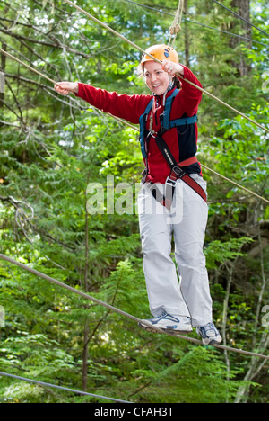 Femme High-Ropes StrathconPark in cours Banque D'Images