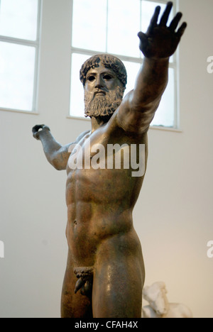 Le Musée Archéologique National d'Athènes statue en bronze de Zeus ou Poséidon, trouvé au fond de la mer au large du cap Artemision, Banque D'Images