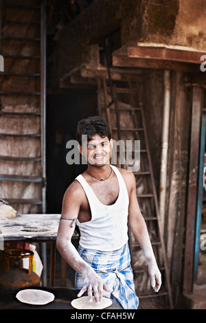 Smiling man grilling outdoors pain plat Banque D'Images