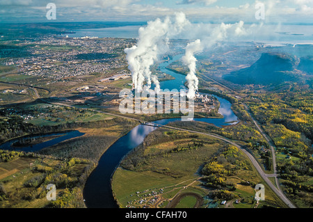 Vue aérienne du lac Supérieur de la tête de l'usine de pâte à papier Banque D'Images