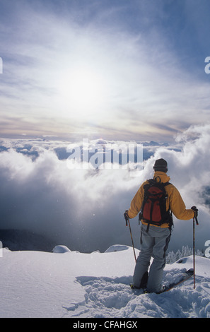 Homme ski de randonnée sur le mont Mackenzie, Revelstoke, British Columbia, Canada. Banque D'Images